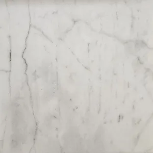 MARMURA MUGLA WHITE - 61x61x1 cm, polisată, culoare alb imaculat cu vene gri fine, ideală pentru spații elegante, luminoase și moderne.