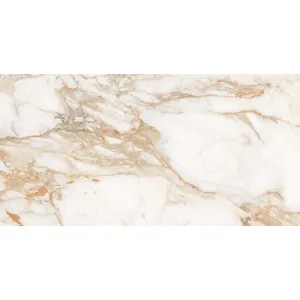 GRESIE CALACATTA GOLD GRANDE - 60X120 cm, porțelanată, lucioasă, finisaj marmură Calacatta cu inserții aurii și nuanțe calde de bej, ideală pentru spații interioare elegante și luxoase.