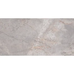 GRESIE CARVED RIVER GREY GRANDE - 60X120 cm, porțelanată, rectificată, finisaj mat cu efect de gravură (carving), nuanțe sofisticate de gri cu nervuri subtile ruginii, ideală pentru interioare moderne și elegante.