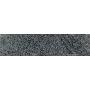 Treaptă din granit NH GRI POLISHED - 32x130x1.8 cm, finisaj polisat, margine teșită, aspect natural cu textură densă în tonuri gri închis, ideală pentru spații elegante și rezistente.