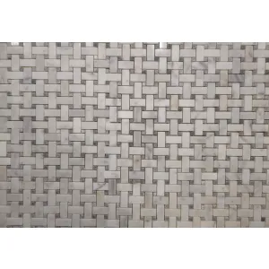 MOZAIC MARMURA MUGLA WHITE BASKETWEAVE - 30.7x30.7 cm, grosime 1 cm, alb cu venaturi discrete gri-bej, variații naturale subtile, finisaj lucios, ideal pentru interioare clasice sau moderne.