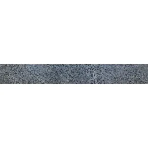 CONTRATREAPTA GRANIT NH GRI FIAMAT - 17X130X1.8 cm, cu finisaj antiderapant și aspect natural rugos în tonuri de gri, ideală pentru spații cu trafic intens.