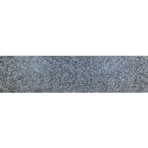 TREAPTA GRANIT NH GRI FIAMAT - 32X130X1.8 cm, cu margine teșită, textură rugoasă și aspect natural în tonuri de gri, ideală pentru spații cu trafic intens.