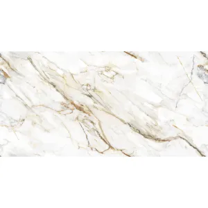 GRESIE ENDLESS CALCUTTA WAVE - 80X160 cm, porțelanată, lucioasă, cu design endless (continuu), finisaj marmură albă cu nervuri aurii și gri. Ideală pentru interioare elegante și moderne, compatibilă cu încălzirea în pardoseală.