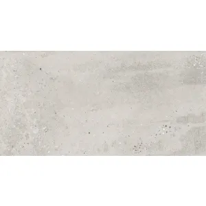 GRESIE CRAFT STELLAR LIGHT - 80X160 cm, porțelanată, mată, nuanță gri deschis tip ciment industrial, cu efect carving și design modern. Ideală pentru spații elegante și rezistente la trafic intens.