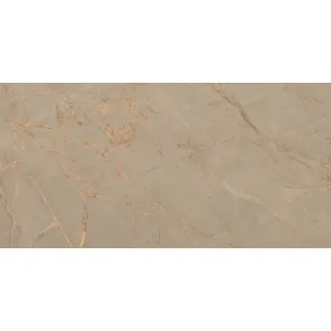 GRESIE GOLDEN FRENCH BROWN CV - 60X120 cm, porțelanată, în nuanțe calde de maro cu nervuri aurii, aspect elegant de marmură, finisaj mat carving, ideală pentru pardoseli și pereți, interior și exterior.