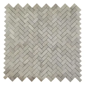 MOZAIC MARMURA HERRINGBONE WHITE - 29X29 cm, grosime 1 cm, model herringbone, alb cu venaturi discrete gri-bej, variații naturale subtile, finisaj lucios, ideal pentru interioare elegante și moderne.