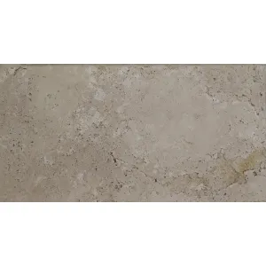 TREAPTA TRAVERTIN ANTIQUE MIX BLEND - 33X61X3 cm, finisaj antichizat, natural nechituit, nuanțe bej-maronii calde, cu o margine rotunjită, ideală pentru spații rustice și clasice.