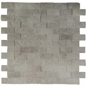 MOZAIC DIN MARMURA WHITE MARBLE - 30.5X29 cm, alb-gri cioplită, montat pe plasă, ideal pentru placări verticale interioare și exterioare.