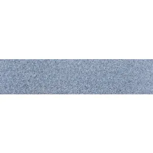 TREAPTA GRANIT FIAMAT NEW 687-2 - 130X32X2  cm, aspect granulat gri-roz cu textură antiderapantă, ideală pentru interior și exterior, recomandată pentru trafic intens.