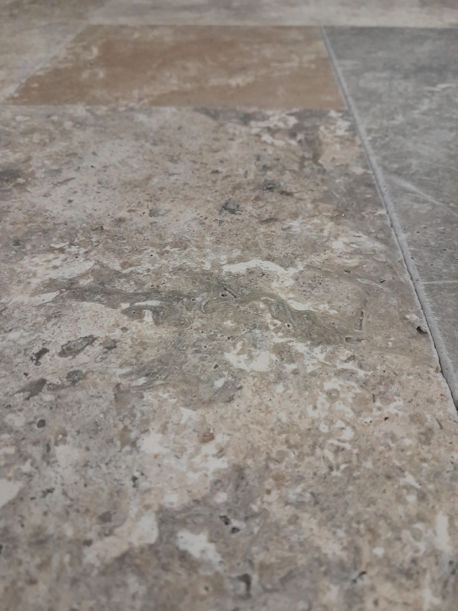 TRAVERTIN COLOR MIX FP -1.2 cm, French Pattern, set modular format din 6 plăci de dimensiuni diferite, grosime 1.2 cm, finisaj tumbled și nechituit, în tonuri mixte de gri, crem și bej, ideal pentru pardoseli naturale cu design variat și rustic-elegant.