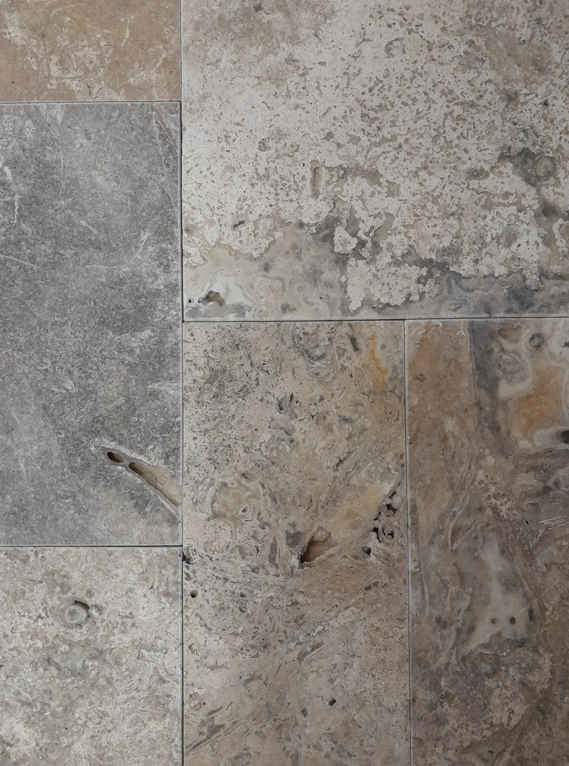 TRAVERTIN COLOR MIX FP -1.2 cm, French Pattern, set modular format din 6 plăci de dimensiuni diferite, grosime 1.2 cm, finisaj tumbled și nechituit, în tonuri mixte de gri, crem și bej, ideal pentru pardoseli naturale cu design variat și rustic-elegant.