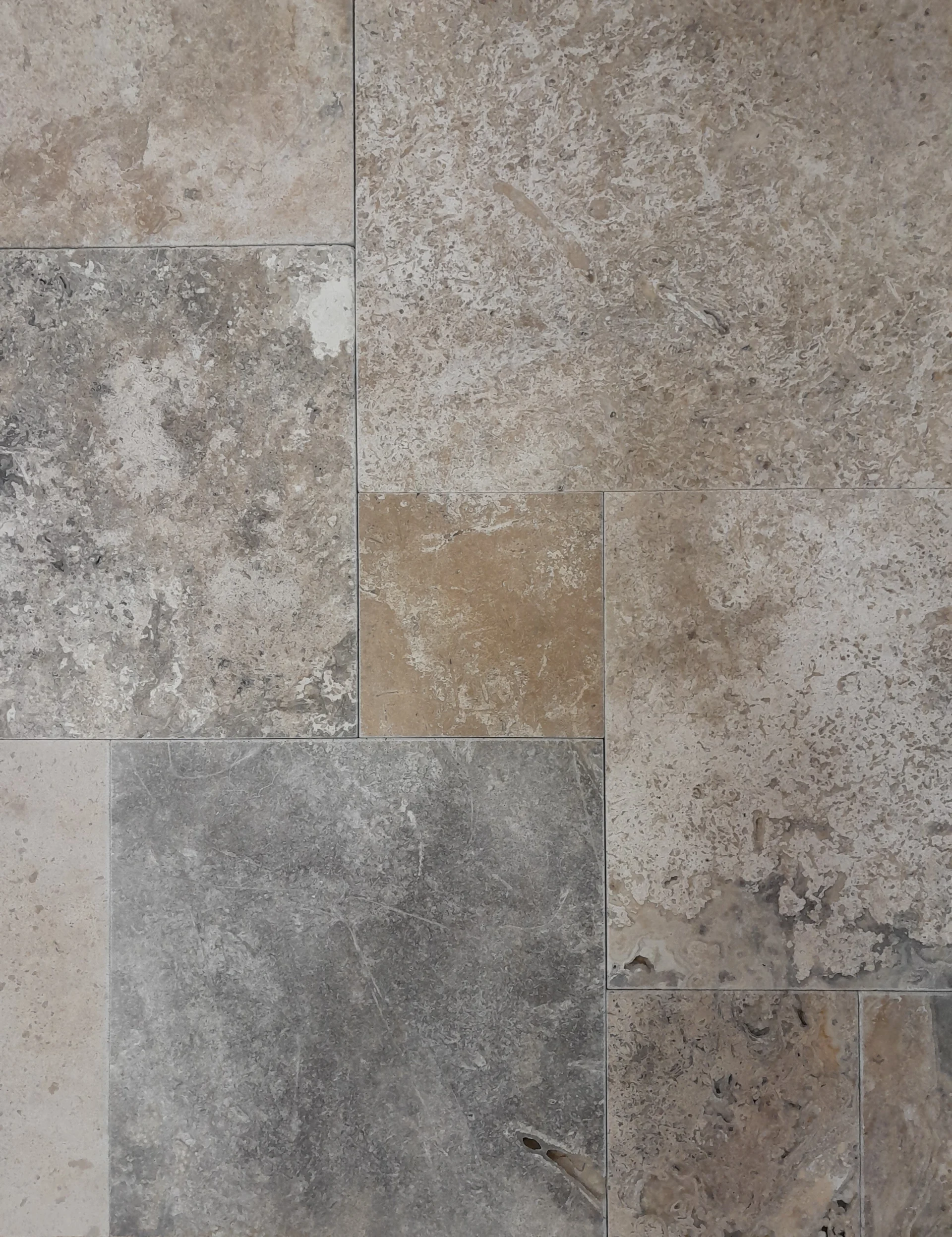 TRAVERTIN COLOR MIX FP -1.2 cm, French Pattern, set modular format din 6 plăci de dimensiuni diferite, grosime 1.2 cm, finisaj tumbled și nechituit, în tonuri mixte de gri, crem și bej, ideal pentru pardoseli naturale cu design variat și rustic-elegant.