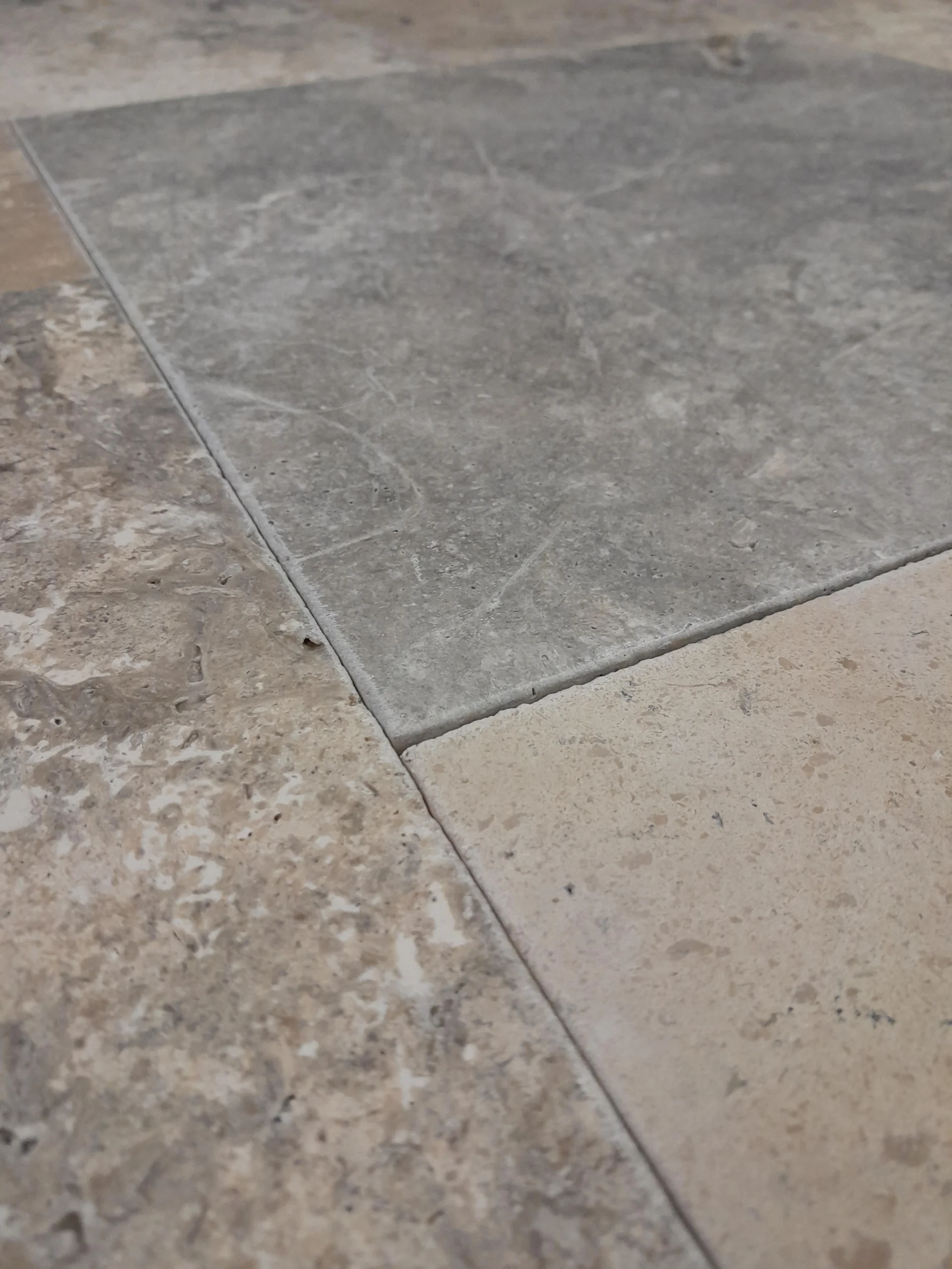 TRAVERTIN COLOR MIX FP -1.2 cm, French Pattern, set modular format din 6 plăci de dimensiuni diferite, grosime 1.2 cm, finisaj tumbled și nechituit, în tonuri mixte de gri, crem și bej, ideal pentru pardoseli naturale cu design variat și rustic-elegant.