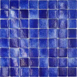 MOZAIC DIN STICLA H103 (chip 4x4) - 32X32 cm, nuanță albastru intens, finisaj lucios, ideal pentru placări interioare și exterioare, inclusiv piscine și băi.