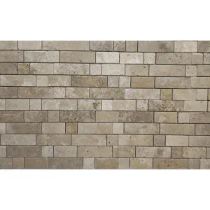 MOZAIC DIN TRAVERTIN RUSTIC LINEER - 30.5X30.5 cm, grosime 1 cm, finisaj antichizat nechituit, tumbled, cu marginile rotunjite, montat pe plasă, ideal pentru decoruri cu aspect natural.