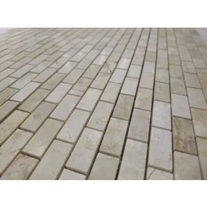 MOZAIC DIN MARMURA BRICK - 30.5X30.5 cm, cu finisaj lucios, design clasic tip cărămidă în nuanțe calde de crem și bej, montat pe plasă.