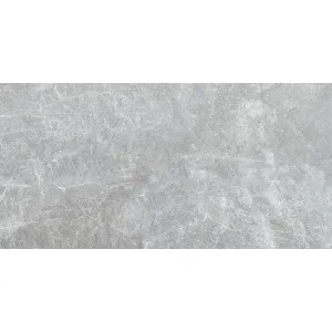 GRESIE TOWN GL MATA R9 - 30X60 cm, porțelanată, glazurata, aspect de piatră naturală gri deschis cu vene fine, finisaj mat antiderapant, ideală pentru spații rezidențiale și comerciale.
