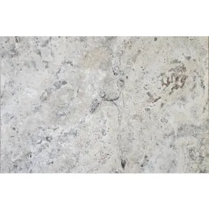 TRAVERTIN SILVER TUMBLED - 40.6X61 cm, finisaj antichizat tumbled, in nuante de gri cu insertii bej si crem, ideal pentru pardoseli sau pereți interiori și exteriori.