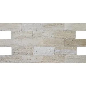TRAVERTIN LIGHT CHISELED - 7.5X20 cm, în nuanțe calde de bej deschis, cu suprafață dăltuită și periată, oferă un aspect rustic și autentic. Ideală pentru placări interioare și exterioare, aduce textură și eleganță naturală oricărui spațiu.