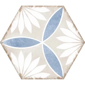 GRESIE HEXAGON LENDAR DECOR - 21.5X25 cm, portelanată, glazurată, nerectificata, finisaj mat în tonuri bej, alb și accente albastre. Potrivită pentru utilizare interioară și exterioară, cu un design floral modern și o rezistență ridicată la trafic.