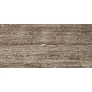 TRAVERTIN NOCHE VEINCUT - 30X60X1.2 cm, tăietură VeinCut, finisaj periat și chituit, nuante calde, ciocolatii, cu accente fine și variații naturale, ideală pentru proiecte elegante și naturale în interior sau exterior.