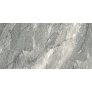 GRESIE ALICE GREY - 60X120 cm, porțelanată, aduce eleganța pietrei naturale într-o nuanță gri sofisticat, cu jocuri subtile de tonuri deschise și închise. Finisajul mat este completat de efecte lucioase în relief (Vitro), ce dau un aer modern și rafinat oricărui spațiu.