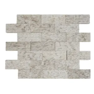 MARMURA DECORATIVA BEIGE RIZATA - 7.5X20.3 cm, grosime variabila 1.2–1.5 cm, nuanțe naturale de bej deschis, crem și accente gri-pământii, finisaj cu striații fine, ideal pentru placări verticale interioare și exterioare.
