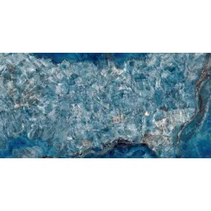 GRESIE GEMS BLUE - 80X160 cm, portelanată, glazurată și rectificată, cu finisaj super lucios High Glossy și design spectaculos în nuanțe de albastru cristal. Inspirată din pietrele semiprețioase, aduce rafinament și profunzime vizuală în orice spațiu interior modern.