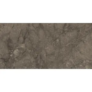 GRESIE SYDNEY GREY GRENULLA - 80X160 cm, porțelanată, îmbină rafinamentul marmurei cu rezistența gresiei moderne. Nuanța elegantă de maro-gri intens e pusă în valoare de finisajul semi-mat cu efecte speciale de gravură și aspect granulat.