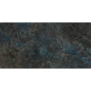 GRESIE HG LAMBRADORITE AQUA - 60X120 cm, porțelanată, aspect de piatră semiprețioasă în nuanțe de albastru-aqua și gri închis, finisaj super lucios high glossy, ideală pentru interioare spectaculoase și moderne.