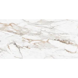 Gresia SATVARIO PORSCHE WHITE BODY - 60X120 cm, porțelanată, îmbină eleganța marmurei cu rezistența ceramicii, având finisaj mat cu punch și un design natural de marmura naturala cu venaturi bej-maronii pe fundal alb.