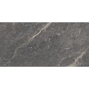 GRESIE CARVING ORBITO MIST - 60X120 cm, porțelanată, aspect de marmură neagră cu inserții bej și gri, nuanță închisă, finisaj mat cu efect carving, ideală pentru interioare și exterioare moderne.