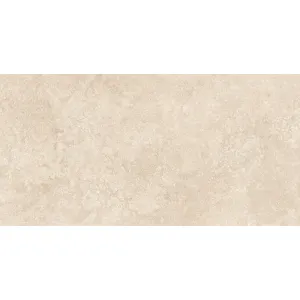 GRESIE TRAVERTINO CROSS BEIGE - 60X120 cm, porțelanată, finisaj mat cu efect granulat, în nuanță de bej crem, ce reproduce fidel aspectul travertinului natural cross-cut. Ideală pentru interioare elegante și spații exterioare rezistente.