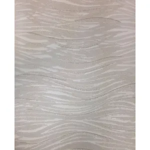TAPET PVC ALICE 61E406 - 53X1000 cm (5.3 mp/rolă), în tonuri elegante de alb sidefat cu model ondulat și accente fine strălucitoare. Ideal pentru interioare moderne, aduce luminozitate și un rafinament discret spațiilor interioare.