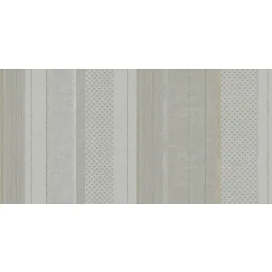 TAPET PVC ROYAL 93062 - 106X1000 cm (10.6 mp/rolă), cu dungi verticale elegante în nuanțe de gri, alb perlat și bej sidefat. Un model rafinat și modern, perfect pentru a conferi luminozitate și înălțime vizuală încăperilor.