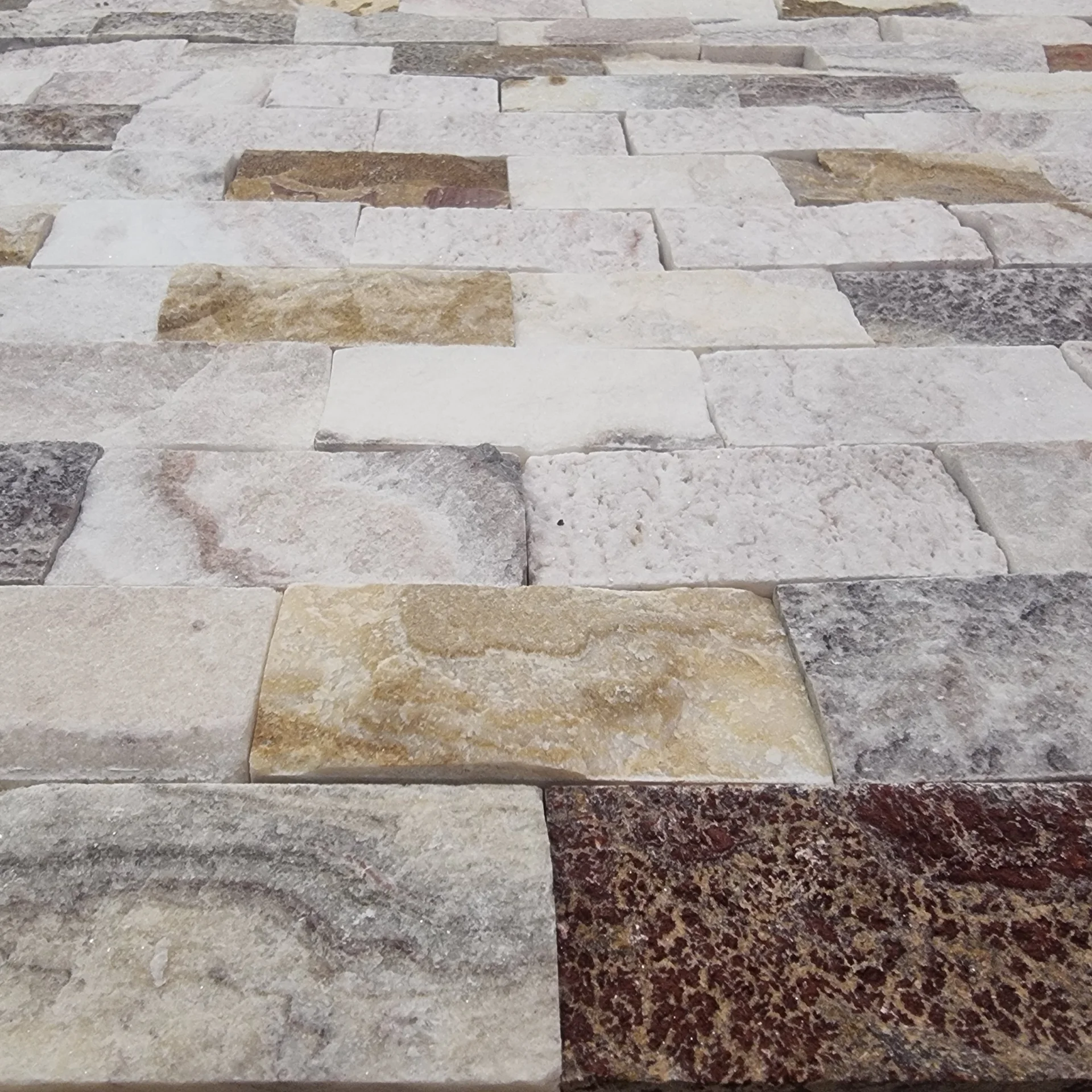 MOZAIC RAINBOW ONYX - 29X30.5 cm, grosime variabila 1.5-1.8 cm, finisaj split face, nuanțe multicolore și textură neregulată, ideal pentru decoruri spectaculoase și elegante.