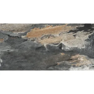 GRESIE CARVELA STONE - 60X120 cm, porțelanată, mată cu finisaj rustic punch, rectificată, în nuanțe de gri antracit, bej și accente ruginii, ideală pentru spații interioare și exterioare cu design modern-natural.