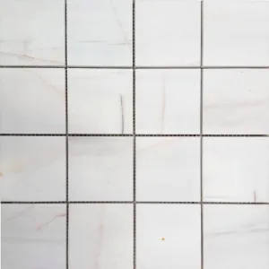 MOZAIC DIN DOLOMIT SQUARE - 30.5X30.5 cm, culoare albă cu vene discrete bej, gri deschis sau roz pal, finisaj șlefuit, rafinament minimalist pentru spații moderne.