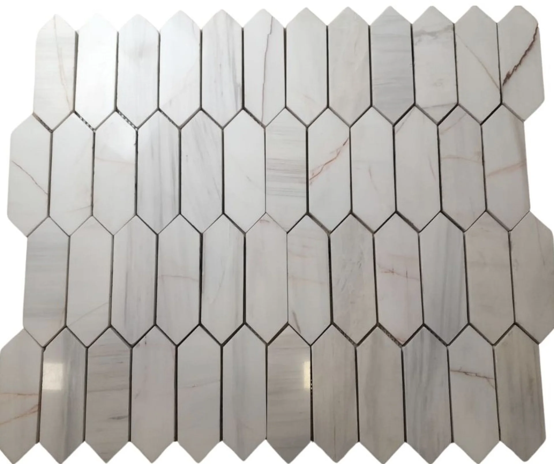 MOZAIC DIN DOLOMIT COLORED PICKET - 28X30.5 cm, design modern cu muchii ascuțite, realizat din piatră naturală Dolomit, finisaj șlefuit, in nuanțe subtile de alb cu vene gri.