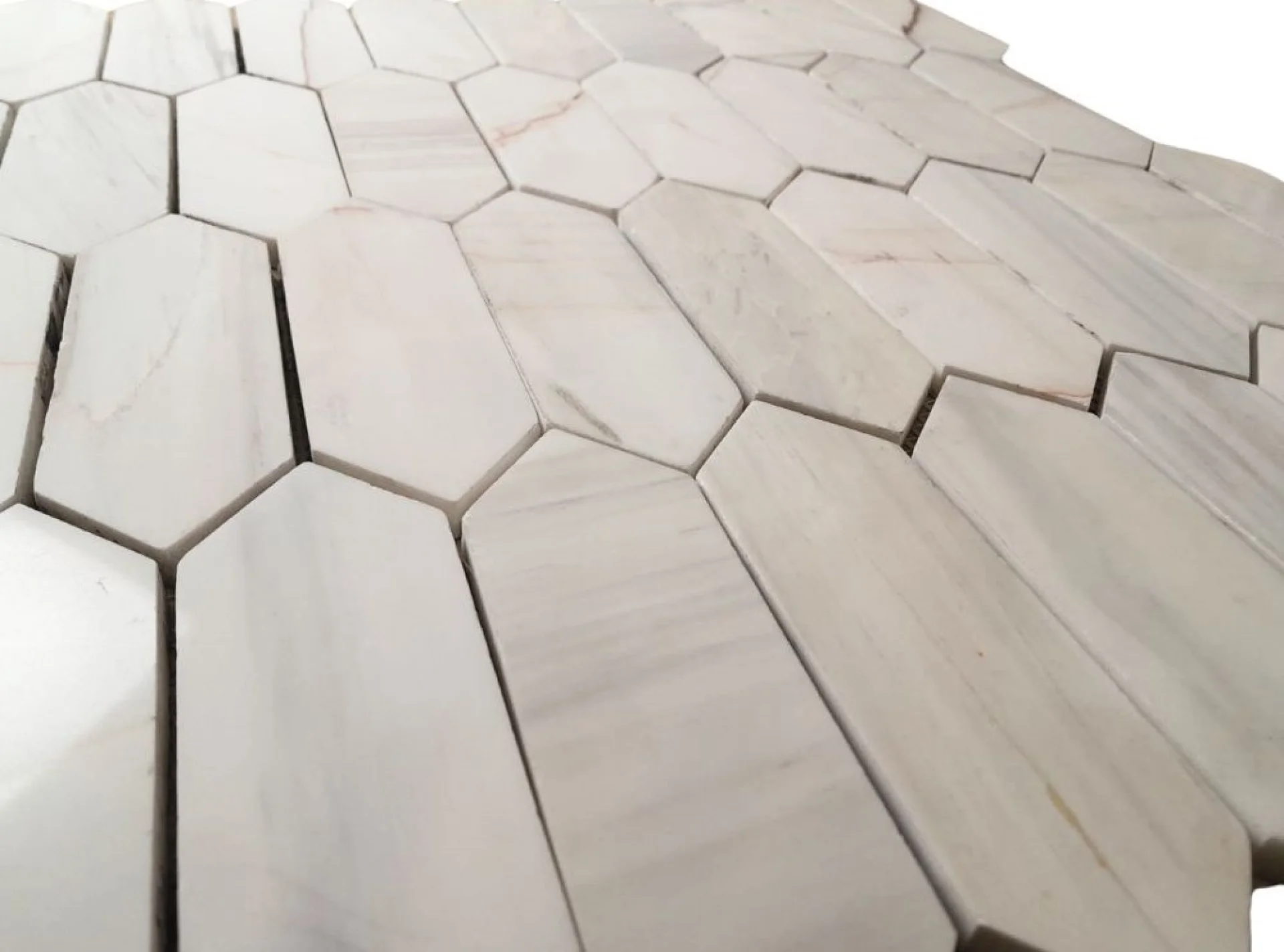 MOZAIC DIN DOLOMIT COLORED PICKET - 28X30.5 cm, design modern cu muchii ascuțite, realizat din piatră naturală Dolomit, finisaj șlefuit, in nuanțe subtile de alb cu vene gri.