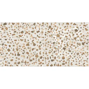 GRESIE TERRAZZO CARVING - 60X120 cm, portelanată, rectificată, cu finisaj mat și efect carving, ideală pentru spații creative interioare si exterioare, cu design crem și inserții maro.