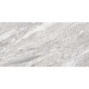 GRESIE DELICATO STONE GRANDE - 60X120 cm, portelanata, rectificata, aspect natural de piatră brută, finisaj mat cu textură realista, in tonuri deschise de gri-albăstrui, ideală pentru spații elegante și versatile, potrivită pentru interior si exterior.