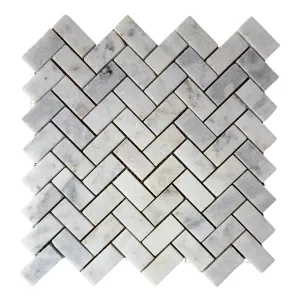 MOZAIC HERRINGBONE DIN MARMURA - 29.5X29.5 cm, pe plasă, cu finisaj lucios, în nuanțe de alb, gri și accente subtile de galben. Dimensiune chip 2.5x5 cm, grosime 1 cm.
