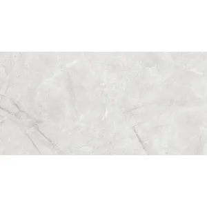 GRESIE MAKRANA WHITE - 60X120 cm, finisaj lucios, în nuanțe elegante de alb-gri deschis, cu aspect de marmură rafinată. Ideală pentru interioare moderne și luminoase.
