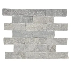 MARMURA SMOKEY GREY - 5X15 cm, cu suprafață scapițată și grosime 1.5–1.8 cm, în nuanțe elegante de gri deschis. Ideală pentru decoruri naturale, moderne sau rustice, atât la interior cât și la exterior.