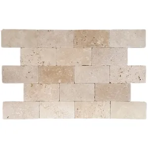 TRAVERTIN LIGHT - 7.5X15X1 cm, cu finisaj tumbled, în nuanțe calde de crem și bej, ideal pentru decorarea pereților și pardoselilor cu un aspect rustic și elegant.