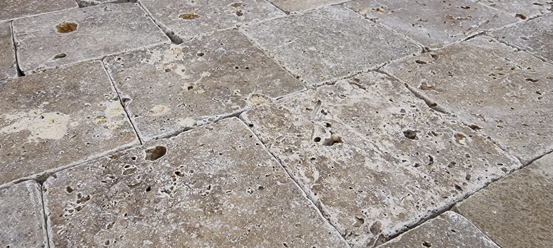 Travertin Noche 10x10 cm &ndash; travertin antichizat &icirc;n tonuri calde de maro și cafea