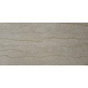 MARMURA TRAVIN BUSH-HAMMER - 30x60x2 cm, finisaj bush-hammered (antiderapant), nuanțe naturale de bej cald, crem și fildeș cu textură uniform, ideală pentru pardoseli și placări interioare sau exterioare.