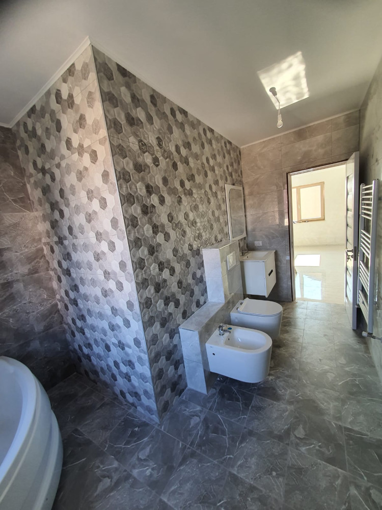 Proiect rezidențial baie gri cu decor geometric Iași